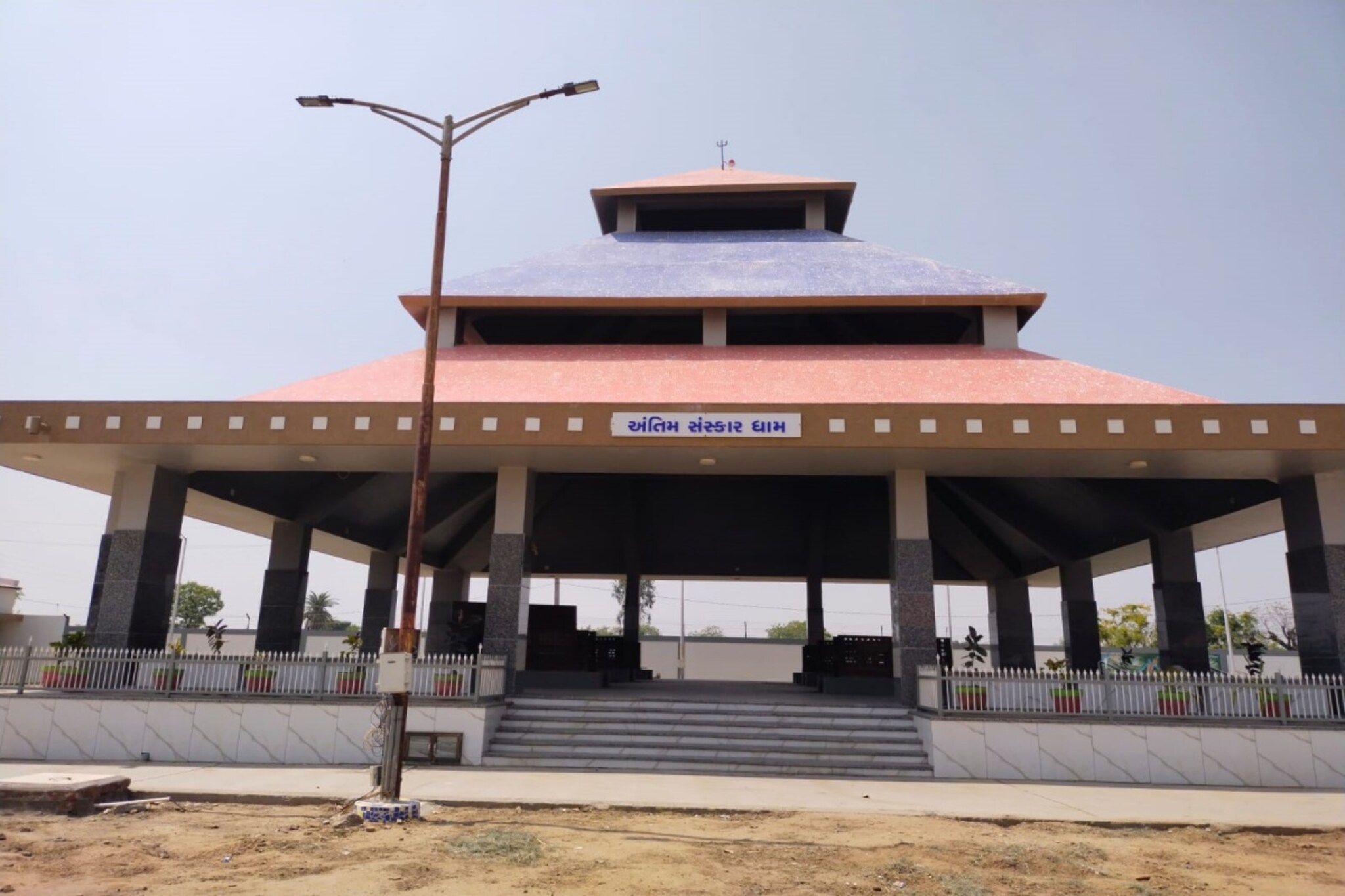 स्मशानात अवतरला स्वर्ग! बर्थ डे पार्टी, प्री वेडिंग शूटसाठी होतीय गर्दी, Photos