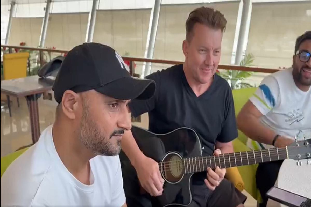 ब्रेट लीने पुन्हा हातात घेतली गिटार, भज्जीच्या पंजाबी गाण्याला दिली साथ, Video