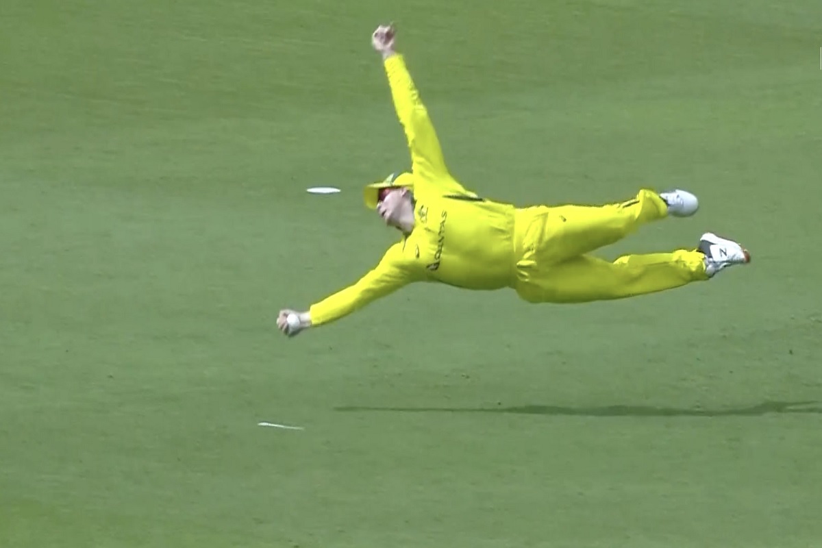 स्टीव स्मिथ नाही हा तर 'सुपरमॅन'! हवेत पकडलेला कॅच पाहून सर्वच झाले अवाक Video