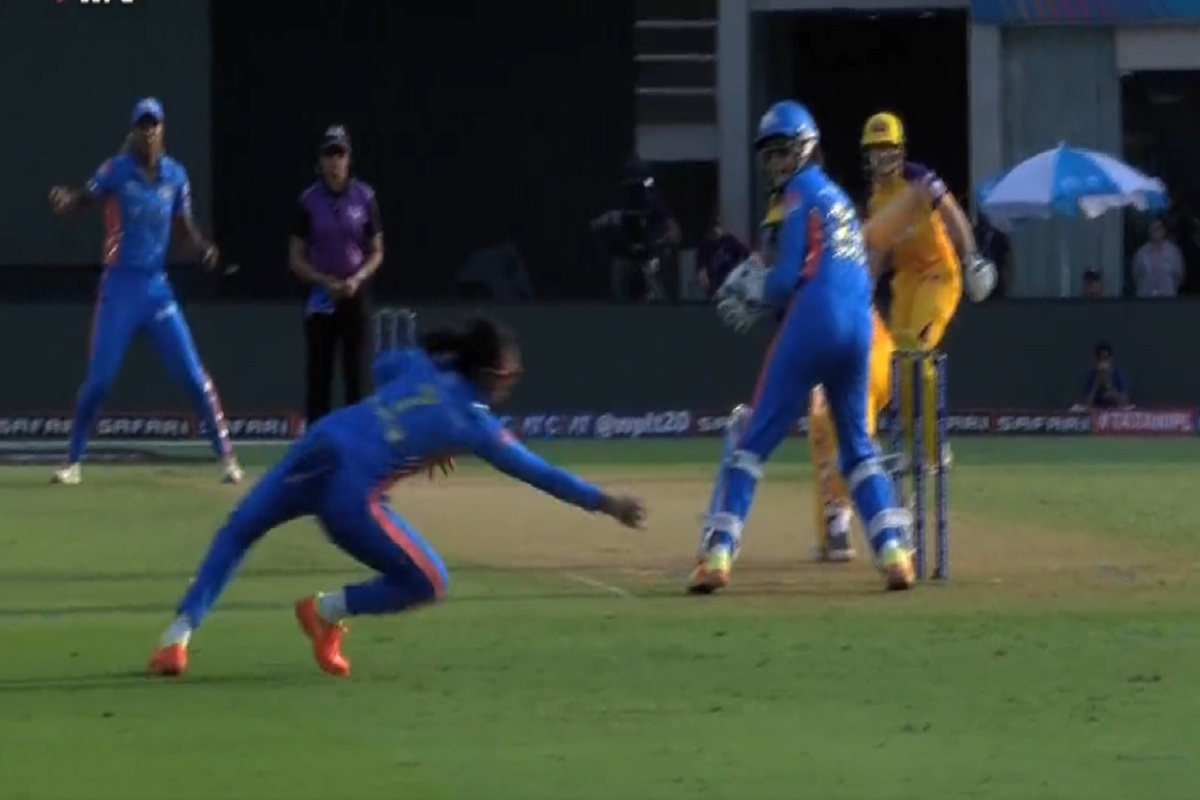 हरमनप्रीतने घेतला देविका वैद्यचा शानदार कॅच Video Viral