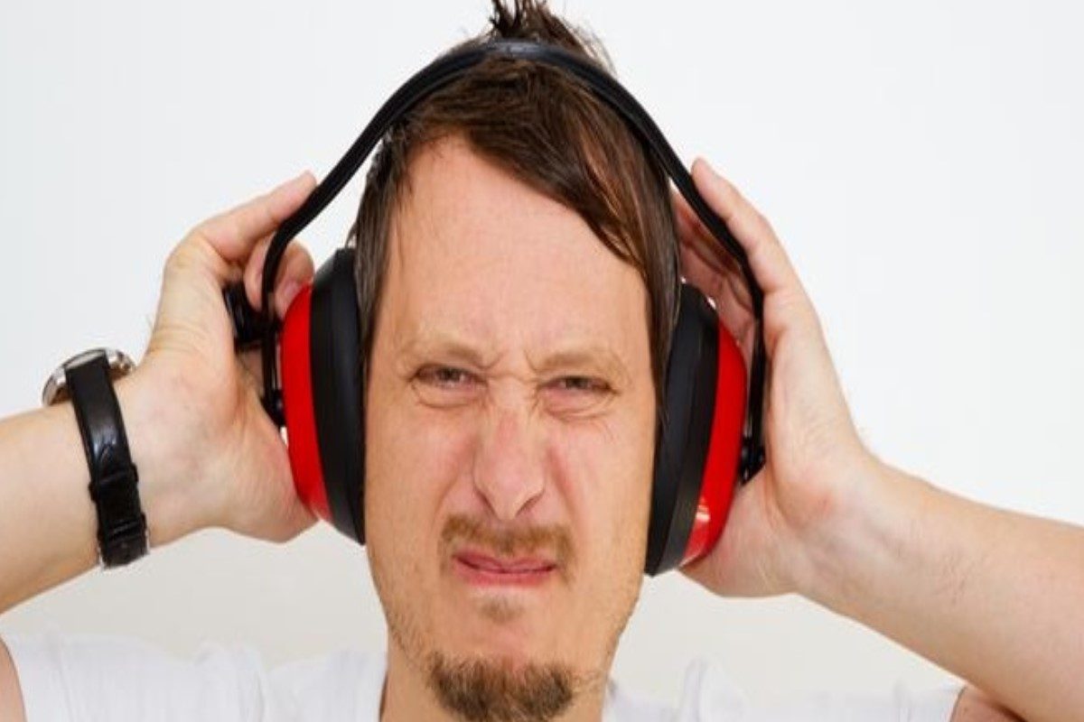 Headphone : सतत हेडफोन वापरताय तर सावधान, तज्ञांनी दिली धक्कादायक माहिती