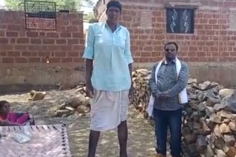 कर्नाटक राज्यातील एका गावातील  तब्बल साडेसात फूट उंची असणाऱ्या एका तरुणांचे व्हिडीओ सध्या सोशल मीडियावर व्हायरल झाला आहे.