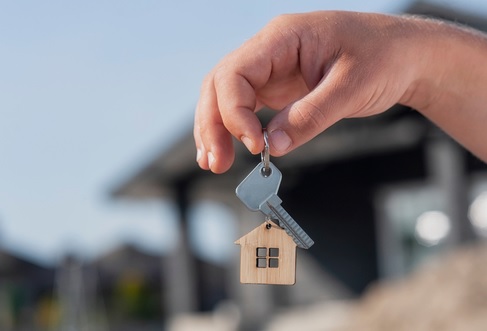 स्वस्तात घर घेण्याचं तुमचं स्वप्न असेल तर आता पूर्ण होणार आहे. मुंबईजवळ नवी मुंबईत अगदी स्वस्तात घरं उपलब्ध आहेत. 