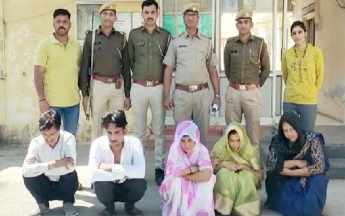 बुलाती है मगर जाने का नही! हनी ट्रॅपमध्ये शिक्षकाला असं अडकवलं, ऐकून तुम्हीही व्हाल थक्क