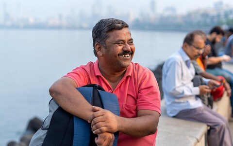 मुंबईत येणाऱ्या प्रत्येकाला हे शहर, तिथले नागरिक, संस्कृती सर्व काही आपलंसं वाटतं. मुंबई मनाला दिलासा तर देतेच; पण जगण्याची उभारी आणि संघर्ष करायला बळदेखील देते.
