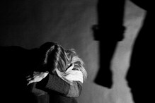 बीड : "चल तुला चॉकलेट देतो...", पहिलीच्या विद्यार्थिनीवर 60 वर्षांच्या नराधम...
