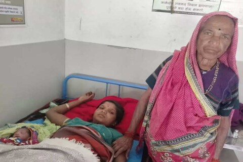 डॉक्टर-नर्स नसल्याने मुलीच्या आईनेच केली प्रसूती