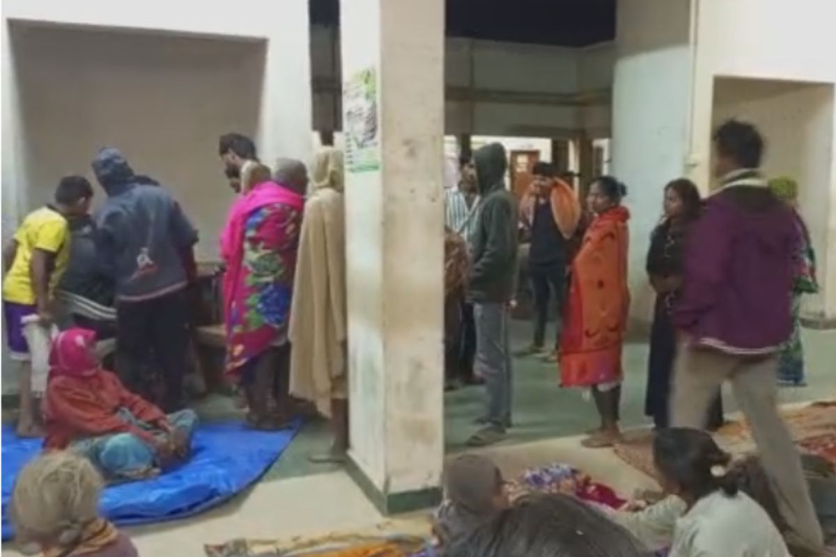 रात्री 2 वाजता तहसील कार्यालयात मांडले ठाण