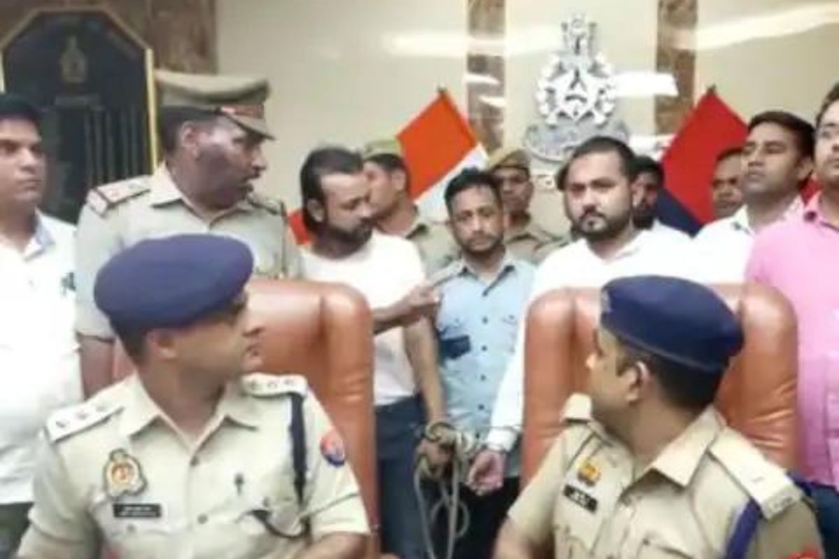 पोलीस ठाण्यातील दृश्य