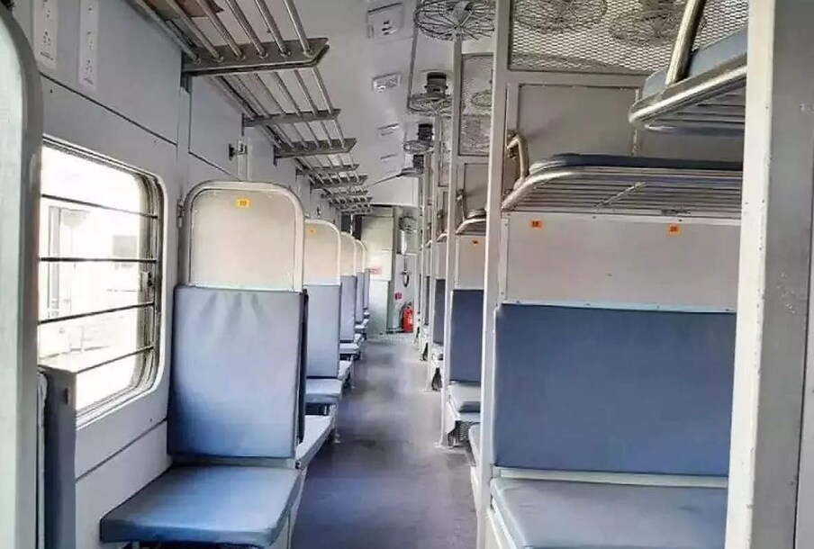 ज्यावेळी एखादी नवीन कार किंवा बाईक बाजारात लॉन्च केली जाते तेव्हा त्याच्या वैशिष्ट्यांसोबतच लोक त्याच्या किंमतींमध्येही इंट्रेस्ट दाखवतात. मग एवढ्या मोठ्या ट्रेनची किंमत किती असेल? जी एवढ्या लोकांना रोज एका ठिकाणाहून दुसऱ्या ठिकाणी घेऊन जाते? आज आपण या प्रश्नाचं उत्तर जाणून घेऊया. ट्रेनचा प्रत्येक डबा आणि त्याच्या सोयीनुसार त्याची किंमत ठरलेली असते. अशा परिस्थितीत जनरल बोगी, स्लीपर आणि एसी कोचचे दर वेगळे आहेत.