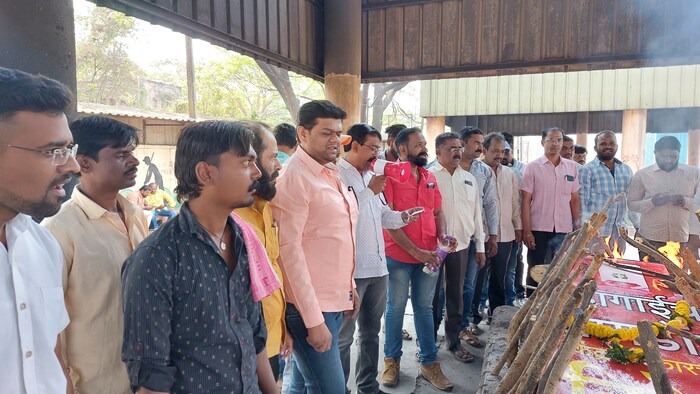व्यवसायिक सिलेंडरही महागला आहे. त्यामुळे खाद्य पदार्थांच्य किमतीतही वाढ होत आहे.