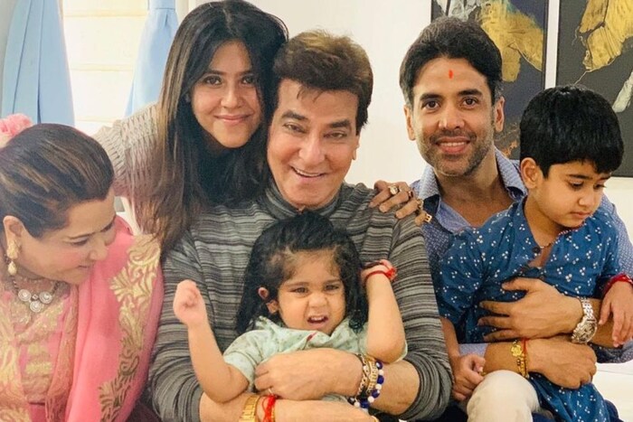  Bollywood Family: बॉलिवूड जगतात असा एक परिवार आहे, त्या घरात कुटुंब प्रमुख सुपरस्टार आहे तर मुलाचं फिल्मी करिअर मात्र म्हणावं तसं चाललं नाही. मात्र लेकीनं टीव्ही जगतात असा काही चमत्कार केला की तिला आज मालिका विश्वाची मालकीण म्हणूनच ओळखलं जातं. आम्ही बोलत आहे 60 ते 70 दशक गाजवणाऱ्या सुपरस्टार जितेंद्र यांच्याविषयी..