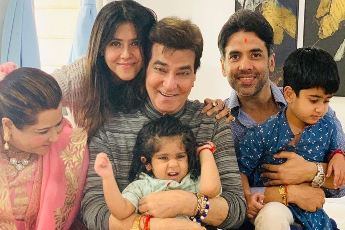 <a href="http://cms.ibnlokmat.tv/wp-content/uploads/2023/03/jitendra-1.jpg"></a> Bollywood Family: बॉलिवूड जगतात असा एक परिवार आहे, त्या घरात कुटुंब प्रमुख सुपरस्टार आहे तर मुलाचं फिल्मी करिअर मात्र म्हणावं तसं चाललं नाही. मात्र लेकीनं टीव्ही जगतात असा काही चमत्कार केला की तिला आज मालिका विश्वाची मालकीण म्हणूनच ओळखलं जातं. आम्ही बोलत आहे 60 ते 70 दशक गाजवणाऱ्या सुपरस्टार जितेंद्र यांच्याविषयी..