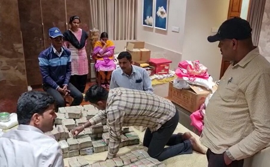 कारवाईनंतर पथकाकडून निवेदन जारी करण्यात आलं आहे. त्यात म्हटलं की, कर्नाटक लोकायुक्तांच्या भ्रष्टाचार प्रतिबंधक विभागाने भाजप आमदार वीरुपक्षप्पा यांचा मुलगा प्रशांत मदल याला ४० लाख रुपयांची लाच घेताना अटक केली. त्याच्या कार्यालयातून १.७ कोटी रुपयांहून अधिक रोख रक्कमही जप्त केली आहे.