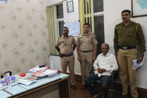 केदार जाधवचे वडील सापडले