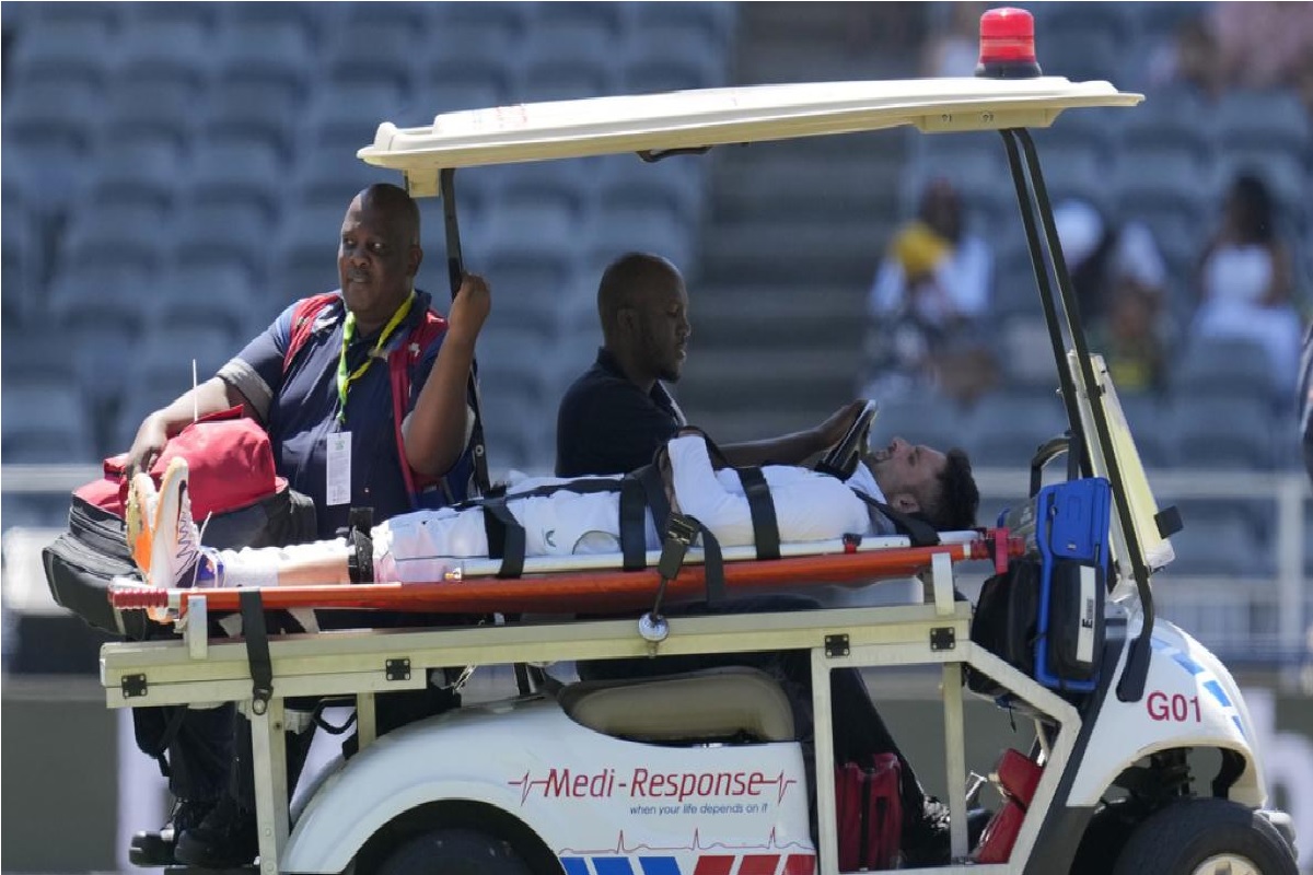 विकेटच सेलिब्रेशन पडलं महागात, स्ट्रेचरवरून न्यावं लागलं मैदाना बाहेर