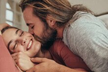 KISS करताना डोळे का बंद होतात? काय आहे याचं शास्त्रीय कारण?