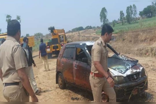 Kolhapur Crime Hupari : कालव्यात मृतदेहासह आढळली जळालेली कार, नेमकं काय प्रकरण? कोल्हापूर हादरलं