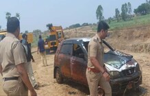 कालव्यात मृतदेहासह आढळली जळालेली कार, नेमकं काय प्रकरण? कोल्हापूर हादरलं कालव्यात मृतदेहासह आढळली जळालेली कार, नेमकं काय प्रकरण? कोल्हापूर हादरलं