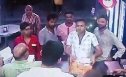 केक घ्यायला गेला अन् पैसे मागितले तर आला राग; फुकट्याने उगारला कोयता, LIVE VIDEO