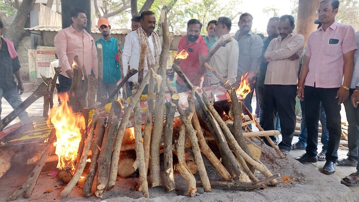 मदनभाऊ पाटील युवा मंचाचे अध्यक्ष आनंद लेंगरे व त्यांच्या सर्व सहकाऱ्यांनी हे अनोखं आंदोलन केलं. 