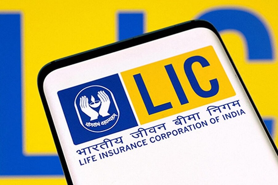  LIC Jeevan Azaad पॉलिसीचे फायदे : देशातील सर्वात मोठी विमा कंपनी लाइफ इन्शुरन्स कॉर्पोरेशन ऑफ इंडियाची जीवन आझाद पॉलिसी ही एक नॉन पार्टिसिपेटिंग विमा योजना आहे. LIC ने जानेवारी 2023 मध्ये ते लाँच केले. या योजनेला ग्राहकांचा मोठा प्रतिसाद मिळाला आहे. लाँच झाल्यानंतर काही दिवसांतच 50,000 ग्राहक जीवन आझाद पॉलिसीमध्ये सामील झाले. ,[object Object]