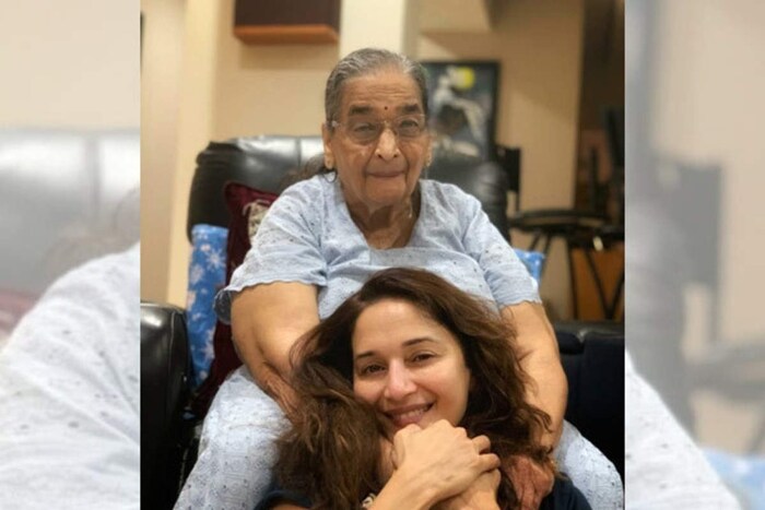  आई बरोबरचा फोटो शेअर करत माधुरीने लिहिलंय कि, 'आज सकाळी उठले आणि मला आईची खोली रिकामी दिसली. जीवन कसं जगायचं हे तिने आम्हाला शिकवलं. तिने बऱ्याच लोकांना खूप काही दिलं. तिची आठवण आम्हाला सतावत राहील'.