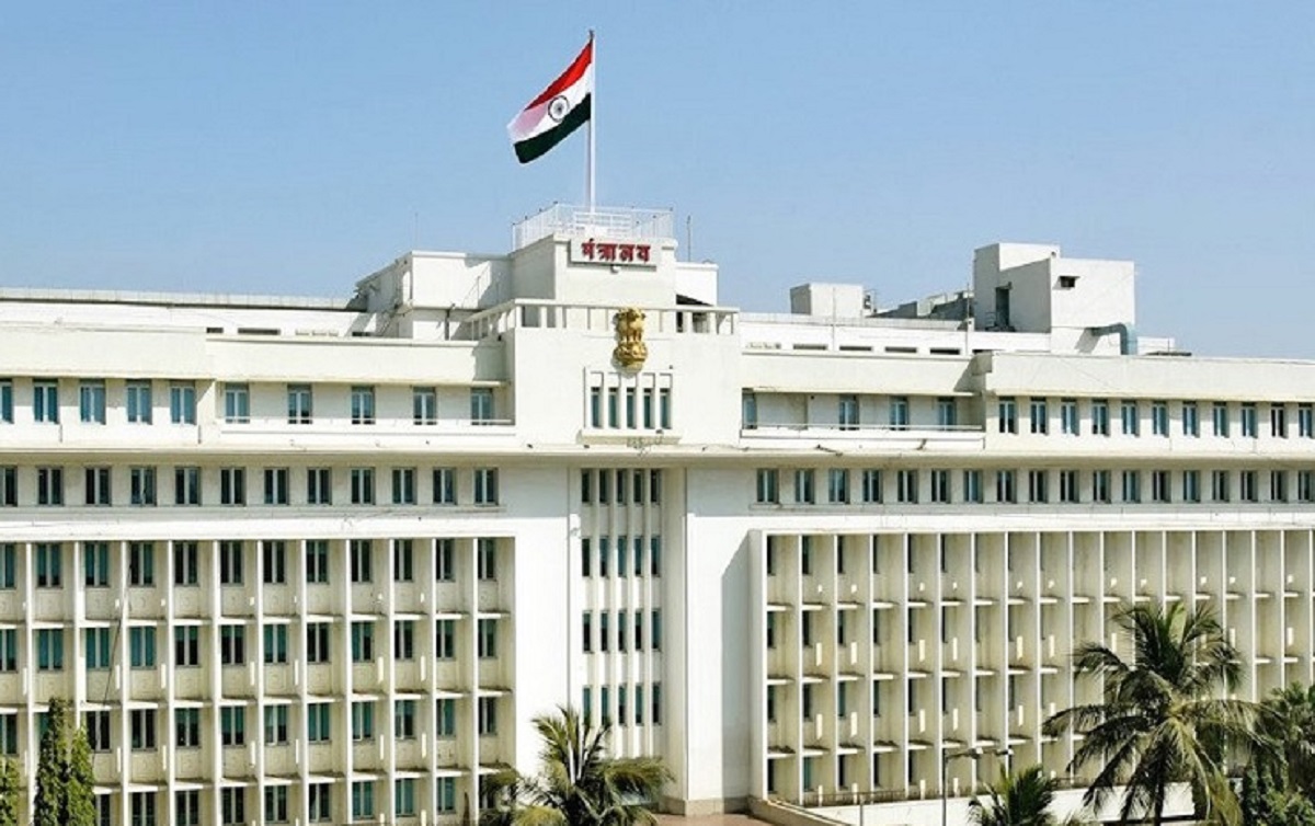 संगीता डवरे यांना जेजे रुग्णालयात दाखल करण्यात आले असून प्रकृती चिंताजनक आहे