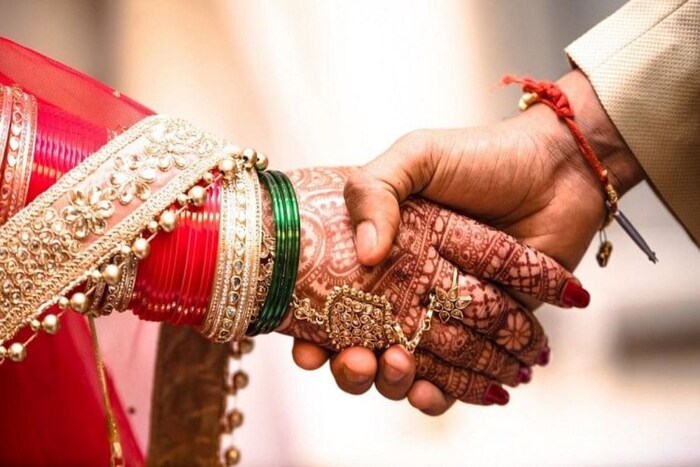 मेहंदी वधूचे सौंदर्य वाढवण्याचे काम करते. मेहंदीला प्रेमाचं प्रतिकही मानलं जातं, मेहंदीच्या रंगाबद्दल असं म्हटलं जातं की, मेहंदीचा रंग जितका उजळेल असेल, वधूचा जोडीदार तिच्यावर जास्त प्रेम करेल. मेहंदीचा उजळदार रंग वधू आणि वरांसाठी वैवाहिक जीवनासाठी खूप भाग्यवान मानला जातो.
