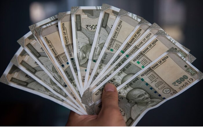 बऱ्याचदा असं होतं की अडचणीच्या वेळी नेमके पैसे कमी पडतात किंवा कुठेतरी अडकलेले असतात. अशावेळी तुम्हाला नातेवाई, मित्र मैत्रिणी यांच्याकडून पैशांसाठी मदत मागावी लागते. अशावेळी तुमच्यासाठी एक पर्याय सुचवणार आहोत ज्यामुळे तुम्ही कोणासमोर पैशांसाठी हात पसरणार नाही. 
