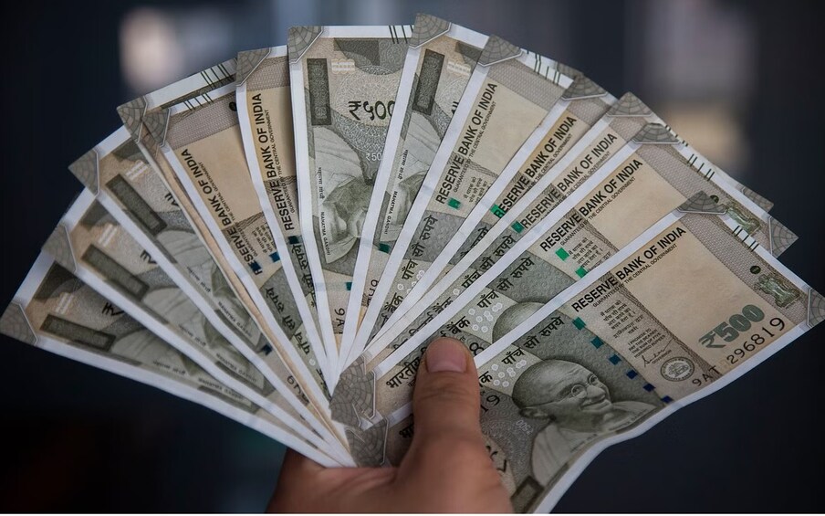बऱ्याचदा असं होतं की अडचणीच्या वेळी नेमके पैसे कमी पडतात किंवा कुठेतरी अडकलेले असतात. अशावेळी तुम्हाला नातेवाई, मित्र मैत्रिणी यांच्याकडून पैशांसाठी मदत मागावी लागते. अशावेळी तुमच्यासाठी एक पर्याय सुचवणार आहोत ज्यामुळे तुम्ही कोणासमोर पैशांसाठी हात पसरणार नाही. 