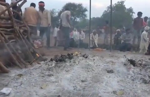 गेल्या चार दिवसांपासून सुरू असलेली शोध मोहिम अखेर थांबवण्यात आली असून नदीत सापडलेल्या मृतदेहांवर अंत्यसंस्कार करण्यात आले आहेत.