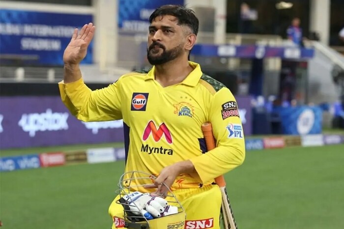 1. एमएस धोनी : टीम इंडियाचा माजी कॅप्टन महेंद्रसिंह धोनीने आयपीएल स्पर्धेच्या इतिहासात सर्वाधिक कमाई केलेली आहे. धोनीने गेल्या वर्षीपर्यंत (2022) आयपीएलमधून 164 कोटी 84 लाख रुपये कमावले आहेत. 2018 ते 2012 या कालावधीत त्याने वार्षिक 15 कोटी रुपये घेतले होते; मात्र गेल्या दोन वर्षांपासून त्याने आपलं शुल्क कमी करून 12 कोटी रुपये केलं आहे. त्याच्या मागील वर्षाच्या मानधनाचाही समावेश केला तर धोनीची आयपीएलची एकूण कमाई 176 कोटी 84 लाख रुपये होईल.