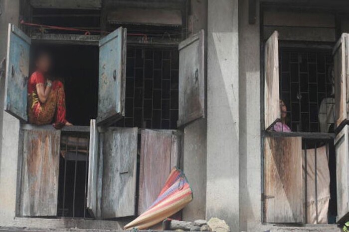 कमाठीपुरा, मुंबई : फॅशन, फिल्म आणि बिजनेसचं शहर म्हणून मायानगरी मुंबईची ओळख आहे, याच शहरात कमाठीपुरा नावाचा जगातल्या सगळ्यात मोठ्या रेड लाईट एरियापैकी एक आहे. या भागाचा इतिहास 1795 चा आहे, जेव्हा जुन्या बॉम्बेचं निर्माण सुरू झालं. या भागाचं बांधकाम करण्यासाठी आलेल्या आंध्रा महिलांनी इकडे देह व्यापार सुरू केला, असं सांगितलं जातं. या भागात जवळपास 2 लाख सेक्स वर्करचं कुटुंब राहतं, असं सांगितलं जातं, जे आशियामधलं सगळ्यातम मोठं आहे.