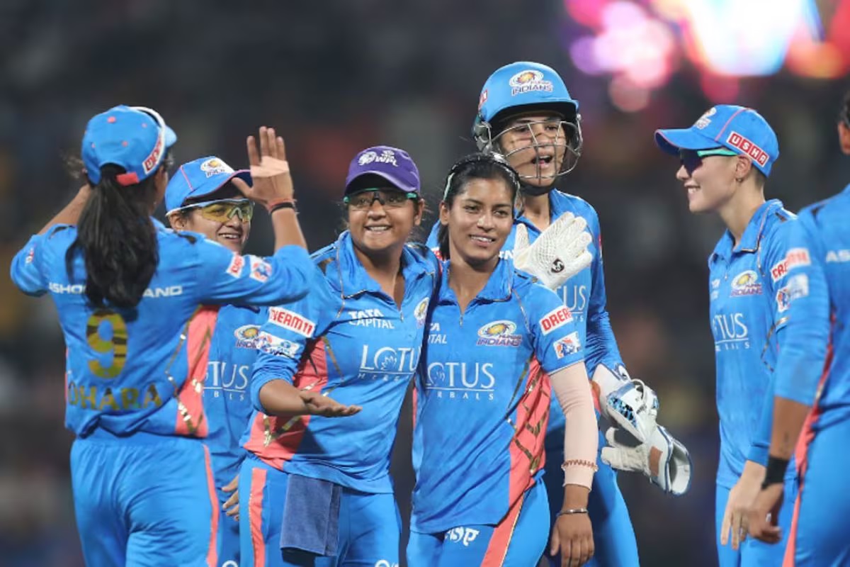 मुंबई इंडियन्सने दिल्लीचा उडवला धुव्वा, महिला आयपीएलच्या ट्रॉफीवर कोरलं नाव!