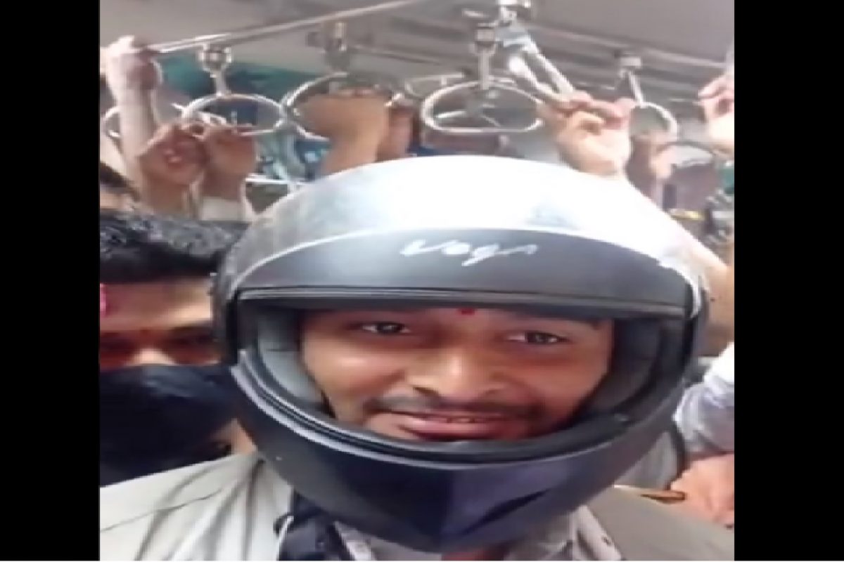 मुंबई लोकल ट्रेनमध्ये हेल्मेट घालून प्रवास करणारा प्रवासी