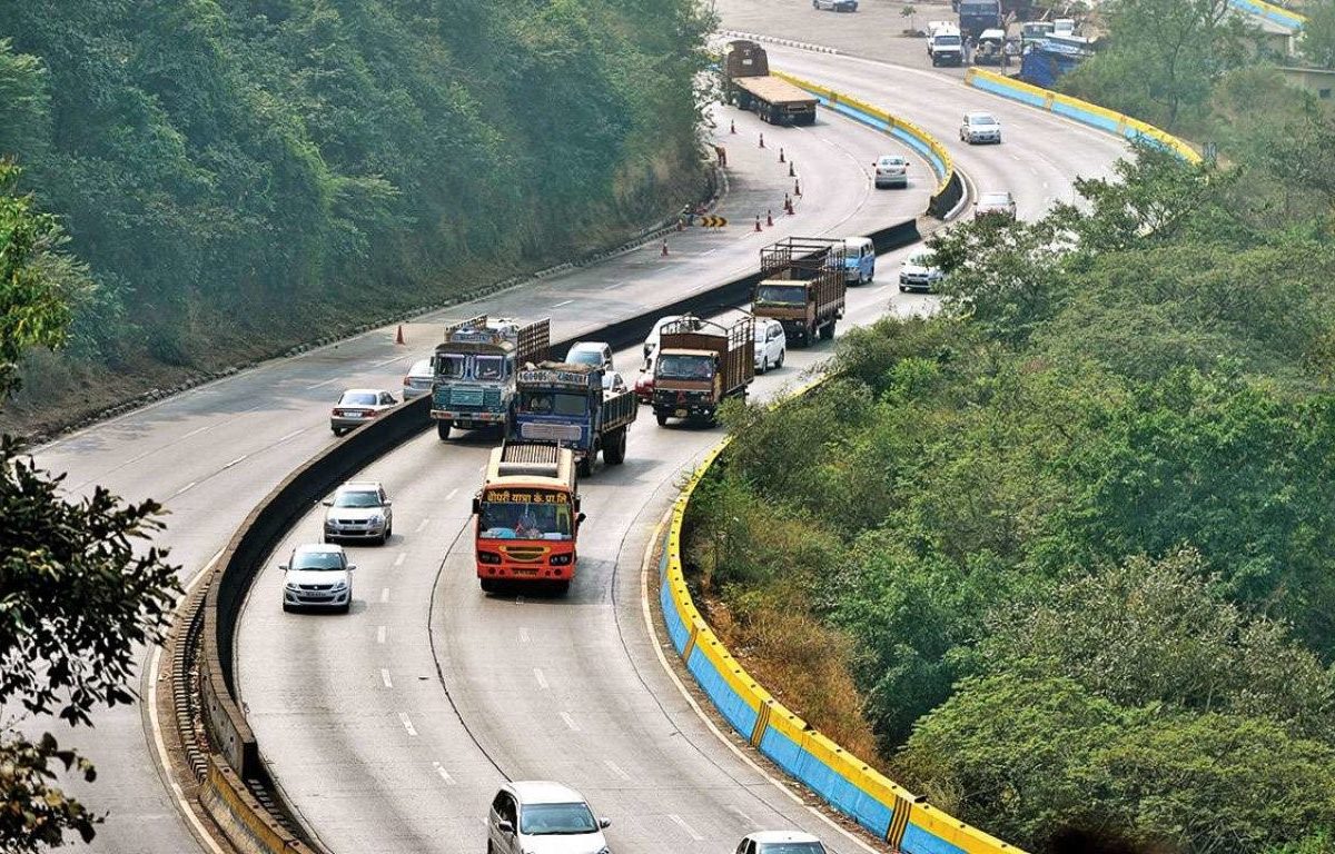 Mumbai Pune Expressway : मुंबई पुणे एक्सप्रेस वेवरील प्रवास महागणार, 1 एप्रिलपासून अशी असेल टोल दरवाढ