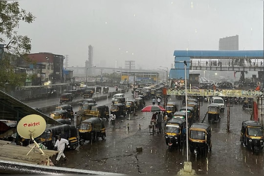 Mumbai Rain : मुंबईत पावसाची हजेरी, उपनगरात अनेक ठिकाणी मुसळधार