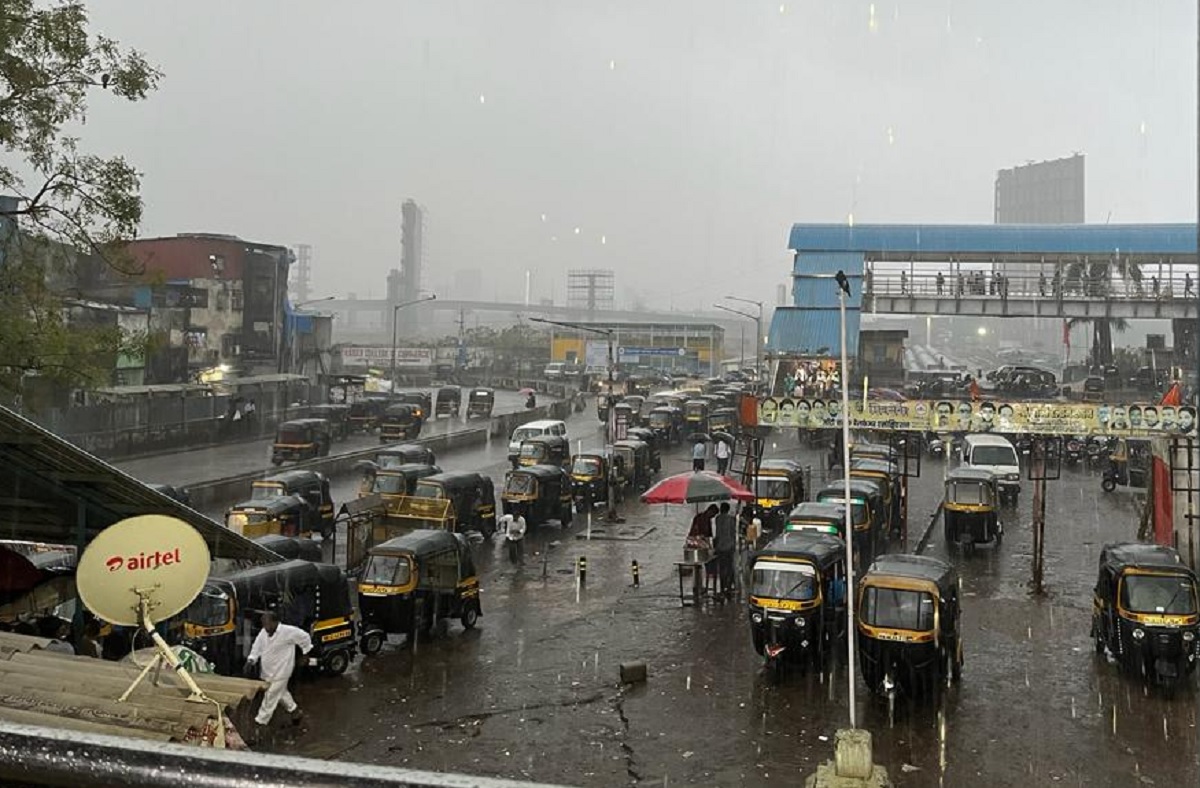 Mumbai Rain : मुंबईत पावसाची हजेरी, उपनगरात अनेक ठिकाणी मुसळधार