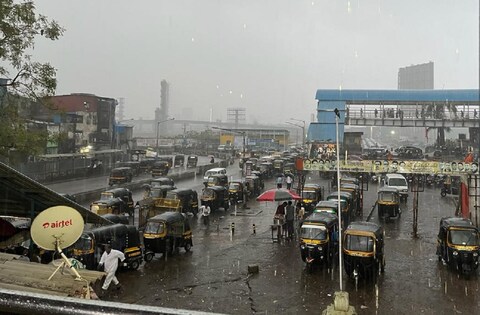 Mumbai Rain :  रात्रीपासून मुंबई उपनगरात पावसाने हजेरी लावली होती. त्यानंतर आता सकाळपासून मुंबईसह उपनगरात मुसळधार पाऊस सुरू आहे. 