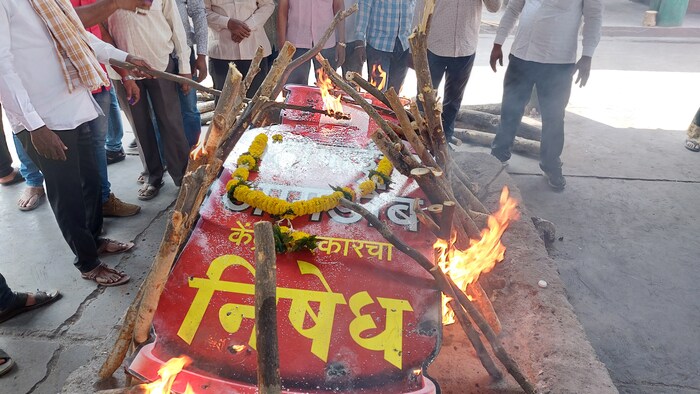 पूर्वी घरगुती वापराच्या सिलेंडरवर मिळणारी सबसिडीही आता बंद झाली आहे. 