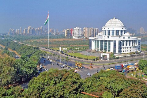 एका बाजूला मोरबे धरण आपल्या मालकीचे असल्याचा धिंडोरा पिटणारी महानगर पालिका 24 तास पाणी पुरवत असल्याचा दावा करते. मात्र