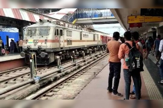 Patna Railway Station : धक्कादायक! रेल्वे स्टेशनवरील स्क्रीनवर ३ मिनिटे सुरू होती ब्लू फिल्म, नेमकं काय घडलं?