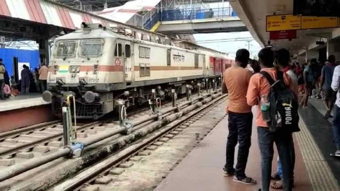 Patna Railway Station : धक्कादायक! रेल्वे स्टेशनवरील स्क्रीनवर ३ मिनिटे सुरू होती ब्लू फिल्म, नेमकं काय घडलं?