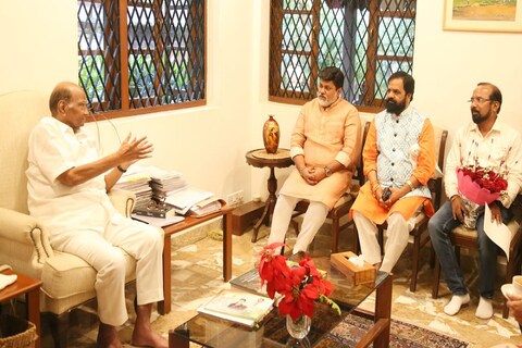 अचानक शिवसेनेचे नेते सिल्व्हर ओकवर आल्यामुळे आश्चर्य व्यक्त केले जात आहे.