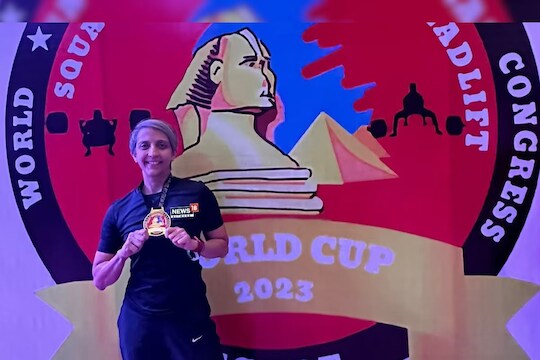 वयाच्या ४२ व्या वर्षी इजिप्तमधील पॉवरलिफ्टिंग स्पर्धेत मिळवलं सुवर्णपदक