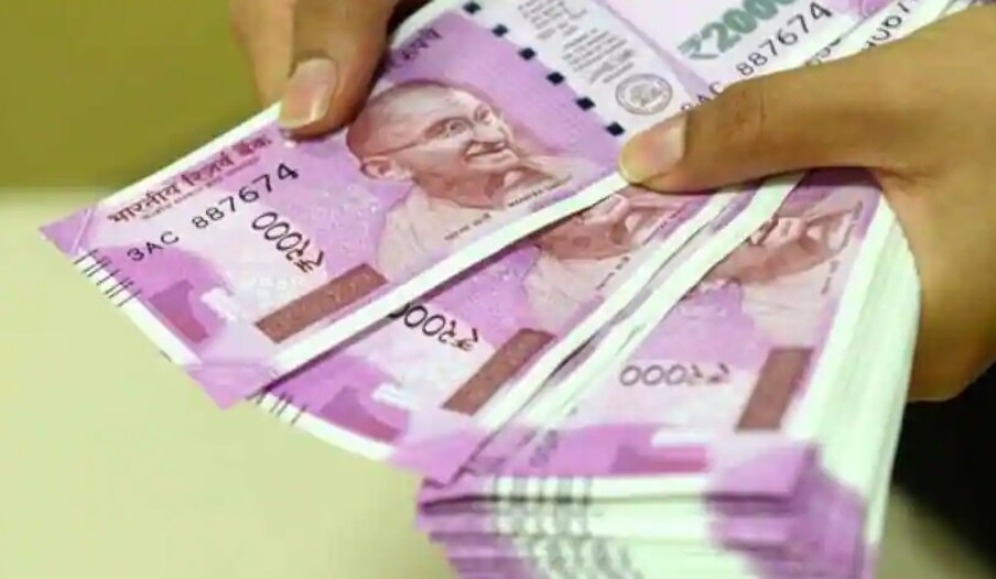  आयडीबीआय बँकेच्या महिला ग्राहकांना Super Shakti Women’s Accountमध्ये गुंतवणूक करून3.35 टक्के व्याजदर मिळू शकते. यासह, या खात्यावरील लॉकर रेटवर 15% ची सूट उपलब्ध आहे. तर डीमॅट खात्यावर 50% ची मोठी सूट उपलब्ध आहे. ,[object Object]