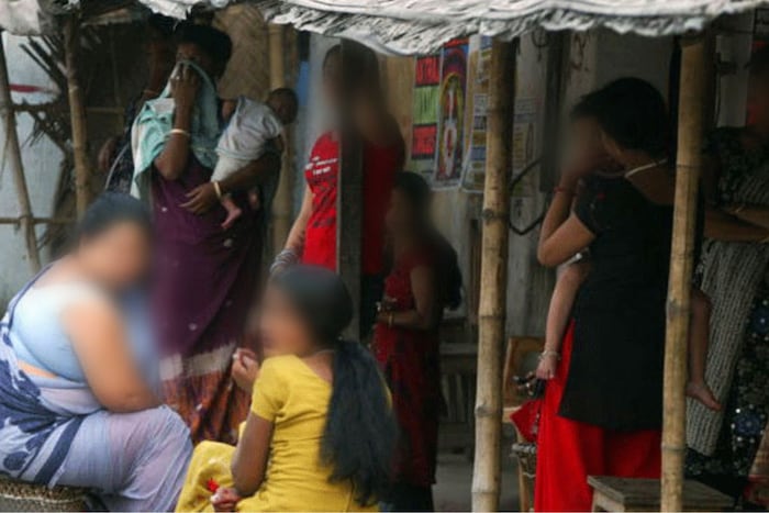 मीरगंज, प्रयागराज : गंगा, युमना आणि सरस्वतीच्या त्रिवेणीमुळे प्रयागराज या तीर्थक्षेत्राला महत्त्व आहे. पण याच शहरात मीरगंज भागात 150 वर्षांपेक्षा जास्त जुना रेड लाईट एरिया आहे. इथल्या जुन्या इमारतींमध्ये लपलेल्या गल्ल्यांमध्ये वेश्या व्यवसाय चालतो. या भागात पाऊल टाकलं तरी घराबाहेर नटून थटून बसलेल्या महिला आजूबाजूने जाणाऱ्या पुरुषांना बोलावतात. या भागात आधी कोठे होते, जिकडे जुने जमीनदार मुजरा बघायला यायचे. 