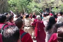 Osho Ashram Pune : पुण्यात ओशो आश्रमामध्ये तुफान राडा, पोलिसांनी तरुणाला कपडे फाटेपर्यंत बेदम चोपले, LIVE VIDEO