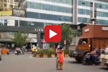 पुण्यात भररस्त्यात तरुण तरुणीचा रोमान्स, Video पाहून तुम्हालाही वाटेल आश्चर्य पुण्यात भररस्त्यात तरुण तरुणीचा रोमान्स, Video पाहून तुम्हालाही वाटेल आश्चर्य